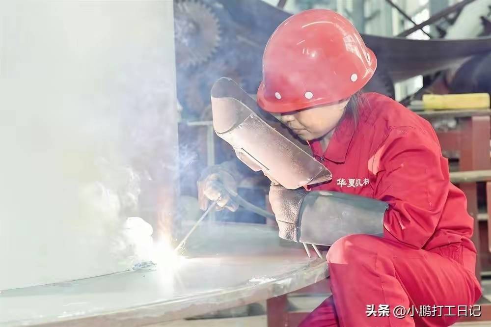 后期你的工资也会水涨船高,现在钢厂的维修焊工和电工都开始了评级