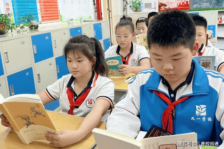 六年级特举办"我最喜爱的一本书"演讲比赛,同学们尽情地沉浸在文学的