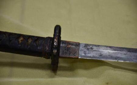 而这把军刀就是在这些上缴武器中的一个,但是由于这上面刻着的一些字