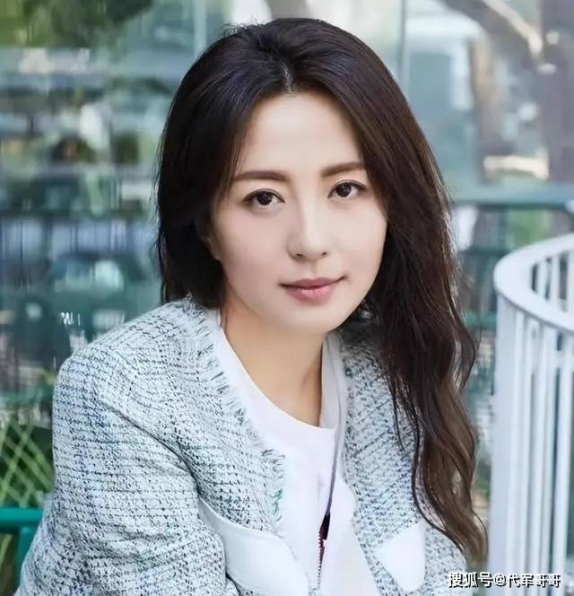 她曾是央视最美主持,不料拍戏时意外怀孕,丈夫身份至今成谜