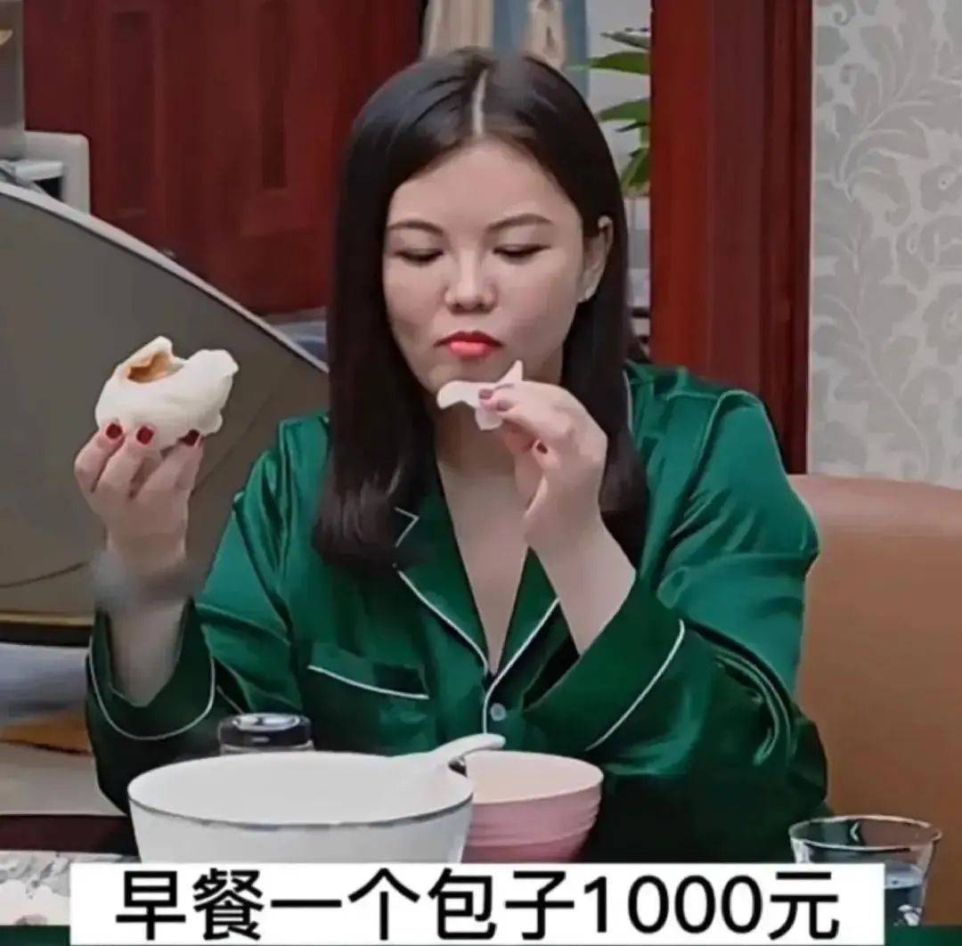 48岁李湘生图暴露真实身材,身材臃肿脖子粗,珠圆玉润很富态