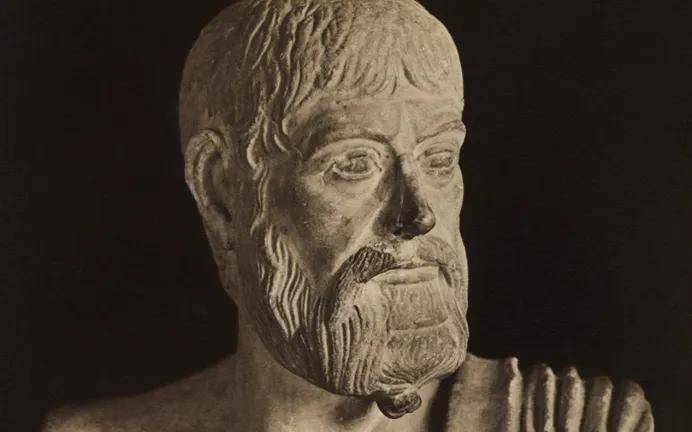 尤利安更是被部下黄袍加身,与正忙于东方战事的堂兄君士坦提乌斯二世