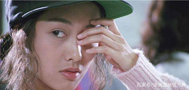 朱茵的眨眼一度被网友评为香港早期最经典的镜头之一,可见她年轻的