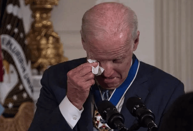 拜登疯狂对华撕咬!特朗普却公开唱反,这个中国人成最大赢家