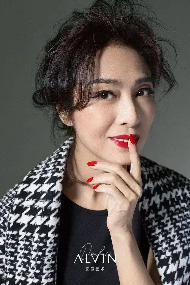 68岁米雪对比59岁雪梨:一个红光满面,一个「一脸褶子」不敢认了