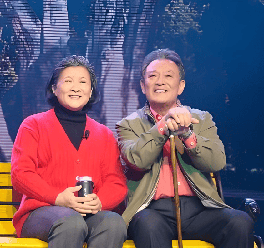 (晚年石维坚与演员杜宁林)(李玉芙)2024年5月12日早上,石维坚起床后