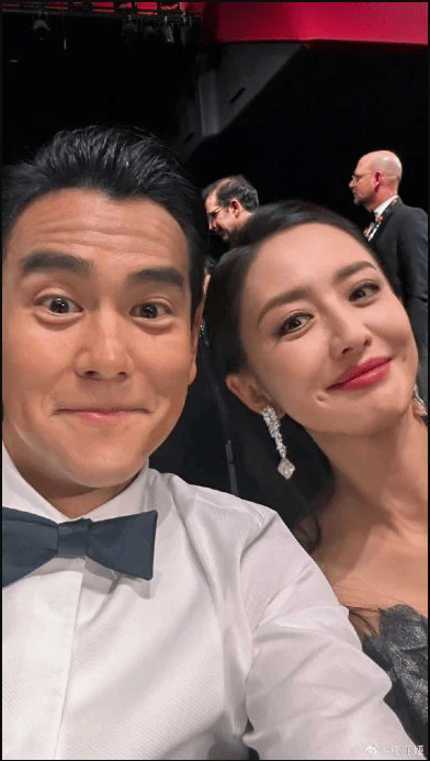 "其中,彭于晏还发了扛住了死亡角度和灯光的自拍照,让不少粉丝喊帅