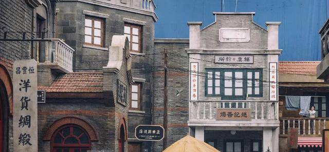 那里依旧是客人熙熙攘攘,娼妓,艺伎莺歌燕语,但时过境迁,这些风尘女子