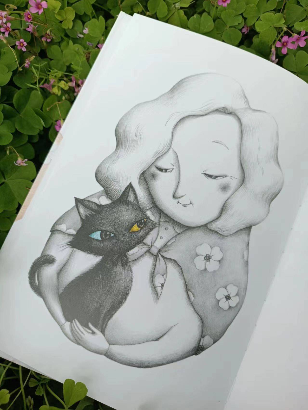 开头的,白发奶奶抱起异瞳黑猫,结尾给发的异瞳女孩抱起了白猫,所以,我