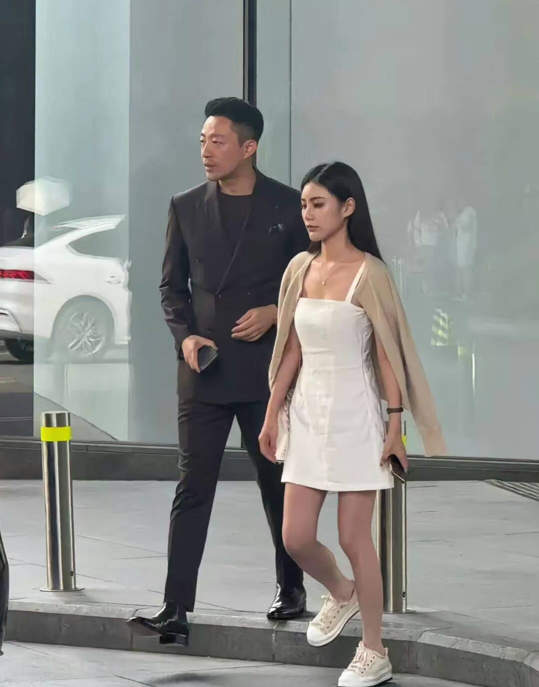 汪小菲携女友逛街被偶遇,主动开车门超贴心,马筱梅背百万包包