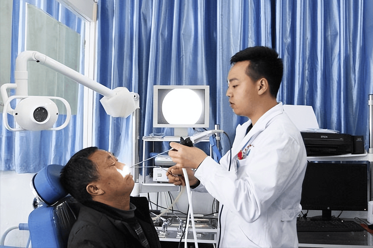 "赵医生是一位经验丰富的耳鼻喉科专家,面对李志强的症状