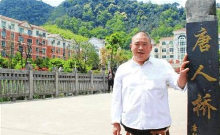 重庆小伙唐毅:7岁失去双腿,靠经营煤矿致富,娶1.7米娇美秘书