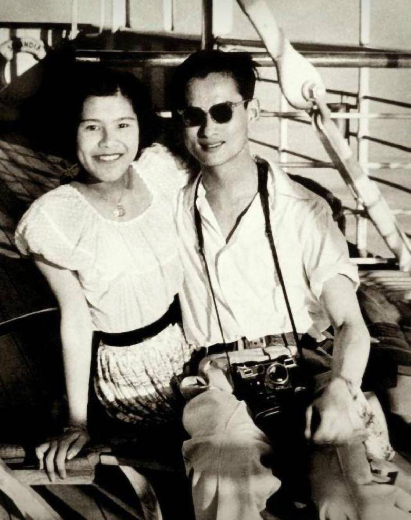 丈夫,"刮宫"后跪地为国王献鲜花,姿态卑微另有所图_普密蓬_生活_妻子