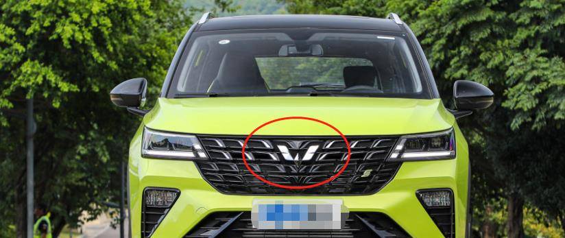 尤其是银标星驰,比原有红色的车标更为生动,也更像银龙所特有的银角