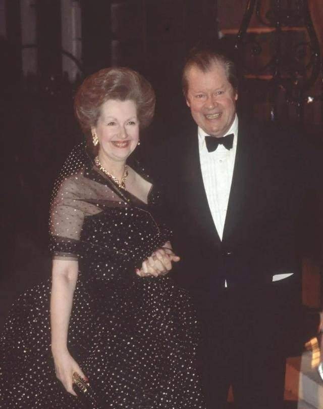 她被戴安娜讨厌了16年,当众推下楼梯也不生气,一生通透又优雅_斯宾塞