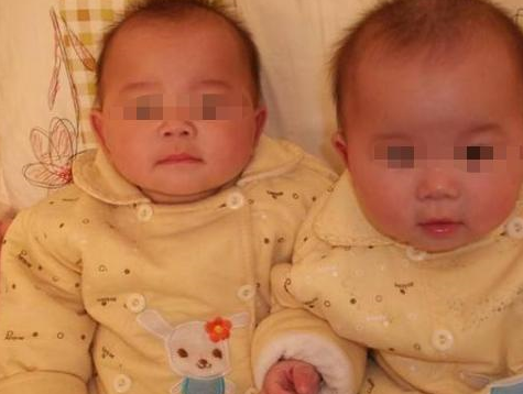 一对双胞胎有两个爸爸，医生:我需要在短时间内有一个两个人的房间，网友称之为毁了_宝爸_孩子_妈妈。
