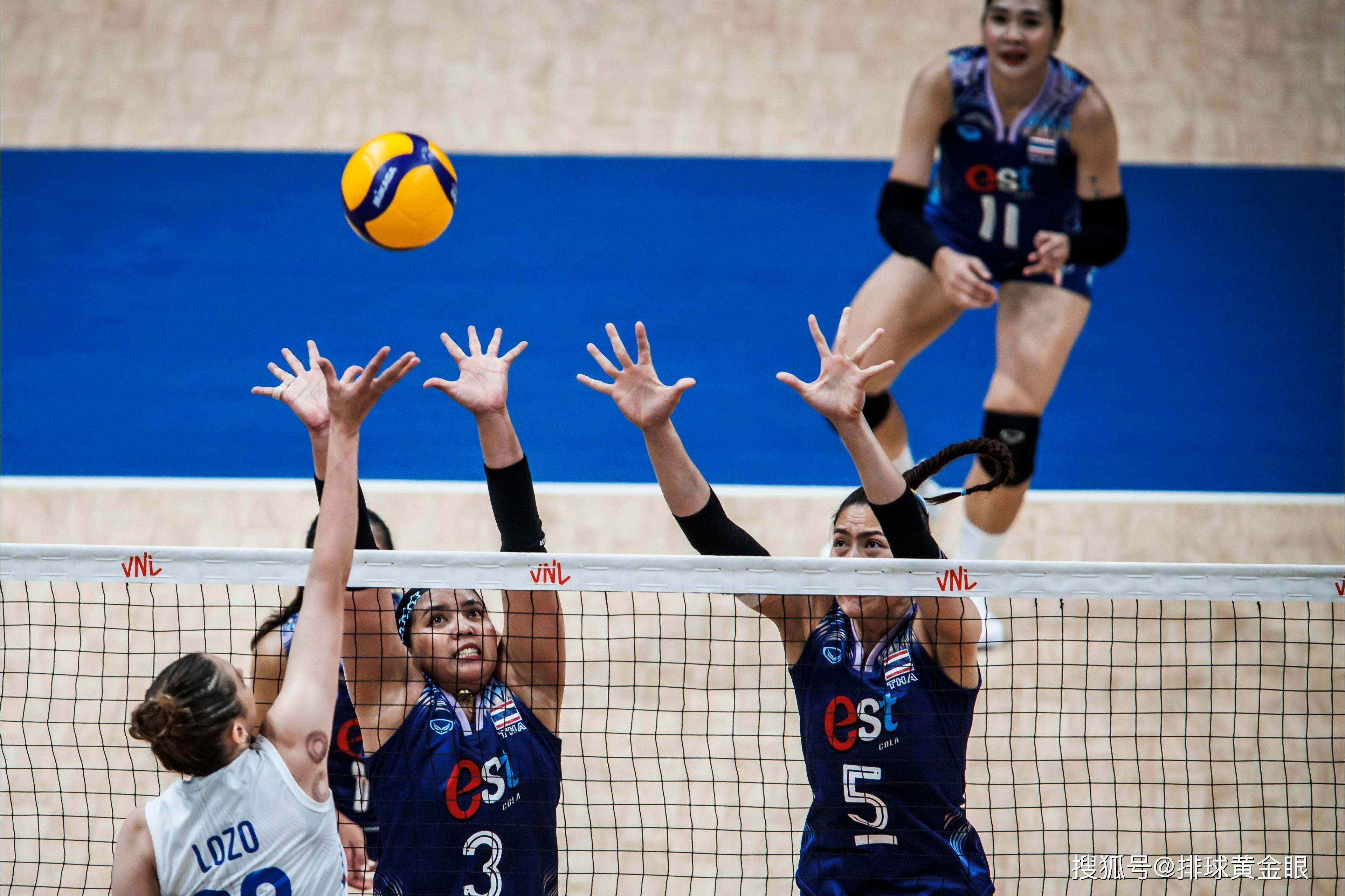 根据技术统计,泰国女排全面落后,扣球42-33,拦网16-0,发球6-5.