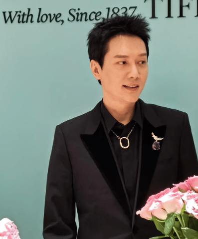 冯绍峰夜会神秘女士,是工作集会,家庭聚餐,甚至有人嗅到了新恋情的