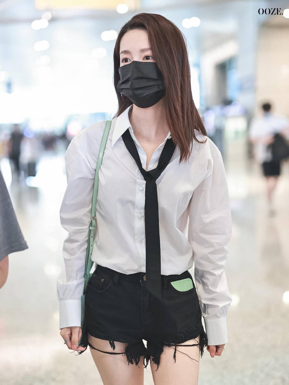 李沁的骨相脸真高级!穿牛仔背心 半身裙走机场,时髦洋气又减龄