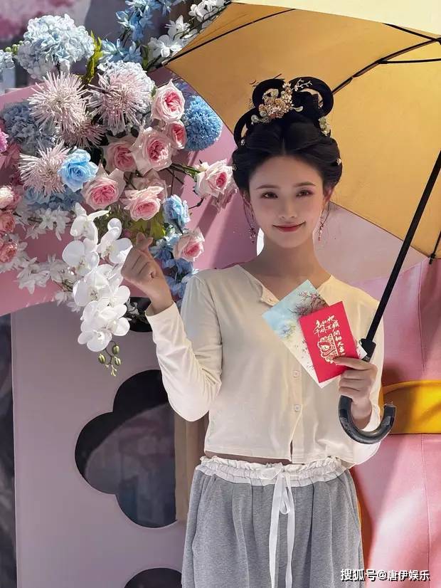 手里拿着红包,林允还对着镜头比心,这可爱劲儿,谁看了不说一声"爱了爱