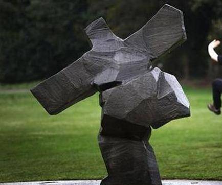 杨振宁办公室陈列:范曾的字,清华的黑水晶,台湾名家的雕塑绘画