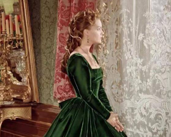 茜茜公主腰围过50厘米就绝食,啥是真正的小蛮腰?老照片确实迷人