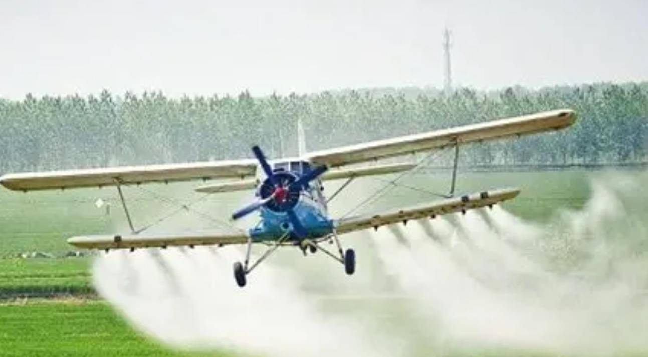 看着天空中喷洒农药,低空飞行的直升机,年少的赵德力就对空中的直升机