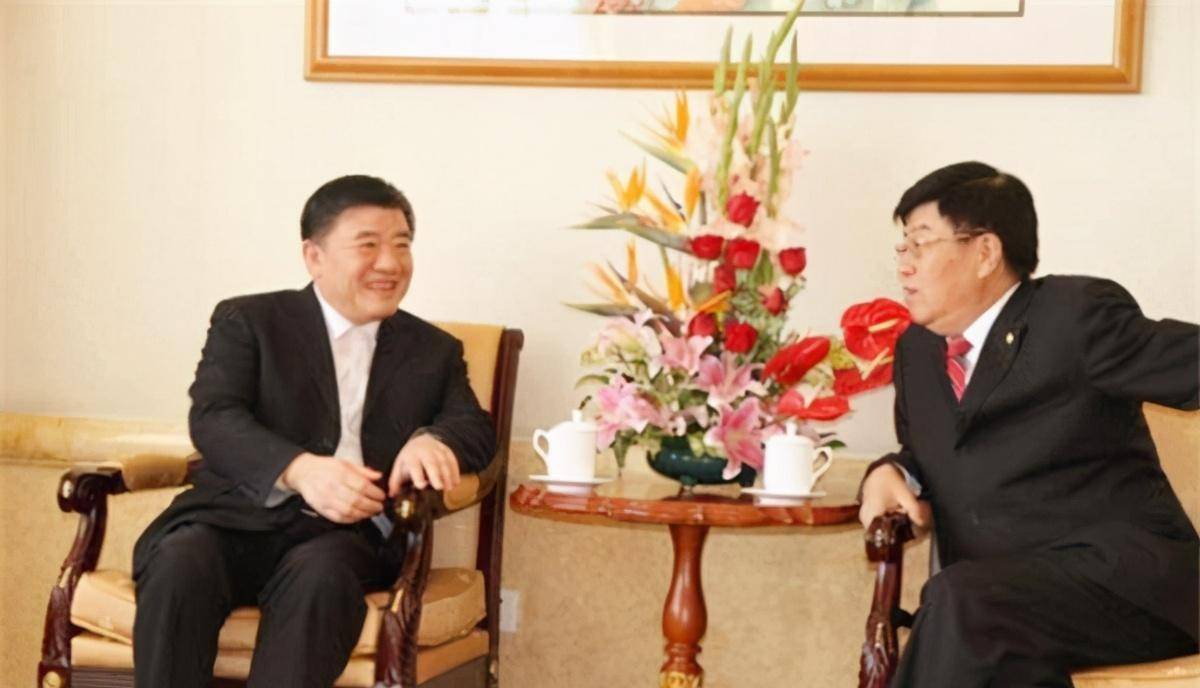 他是民企"药王",一年卖800亿,工厂修得像故宫却坚持不上市_徐镜人