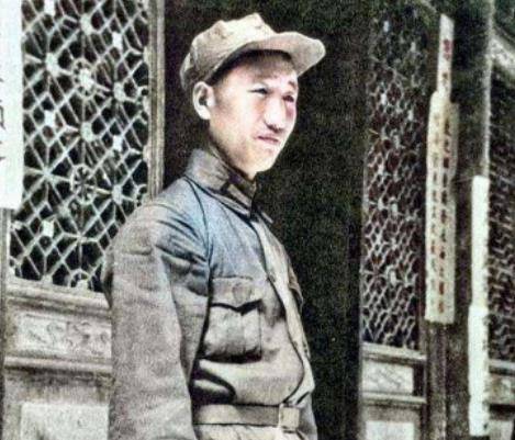 1937年,耿飚在甘肃看见一商人形迹可疑,走近一看大喊:徐总指挥