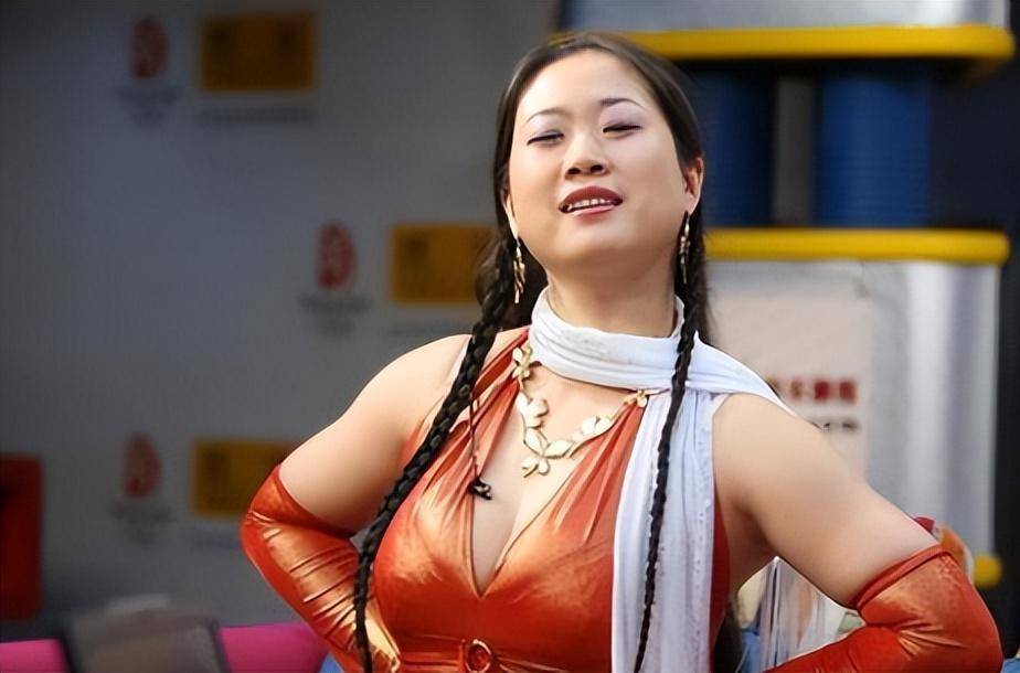 38岁凤姐被偶遇,态度高傲无视网友打招呼,出国多年却生活艰难