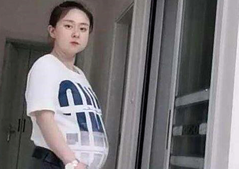 这位孕妈准备换装的时候,发现自己的肚子又大了一圈,看着衣柜里的孕妇