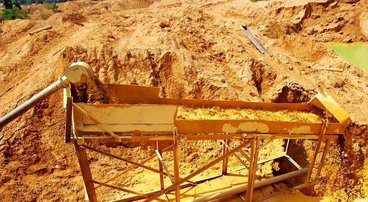 广西"上林帮"非洲淘金记:为钱殊死搏斗,常备200克金子保命