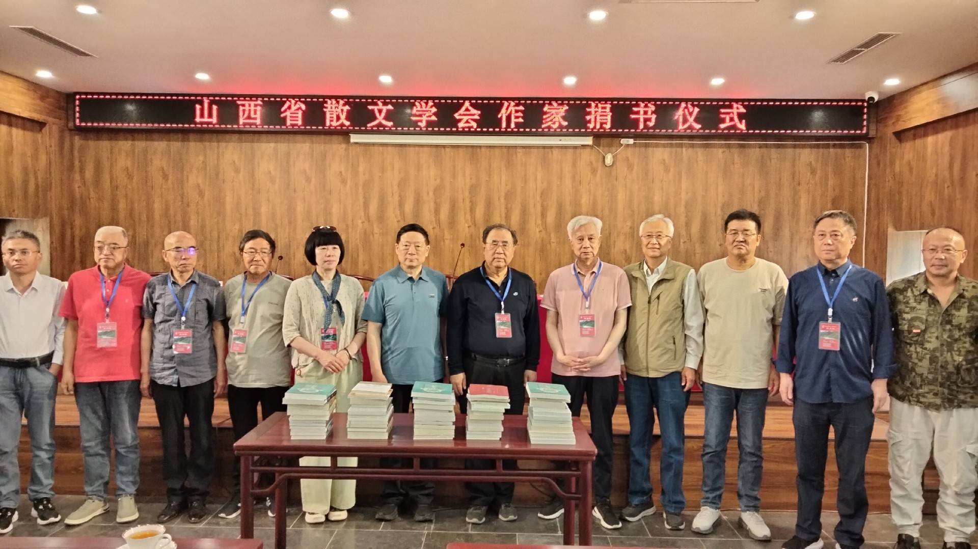 韩振远为山西省散文学会石膏山创作基地授牌并由谭曙方会长宣读"石膏