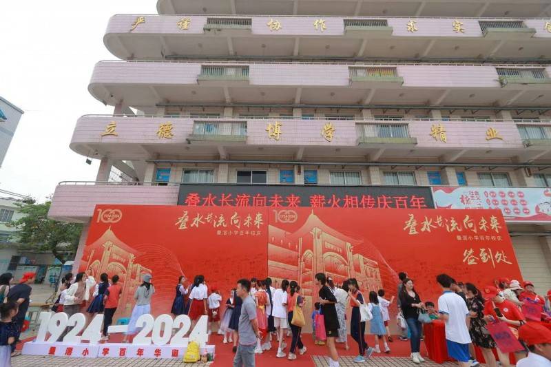 还有在大学,中学就读的学生,他们都有一个共同的身份