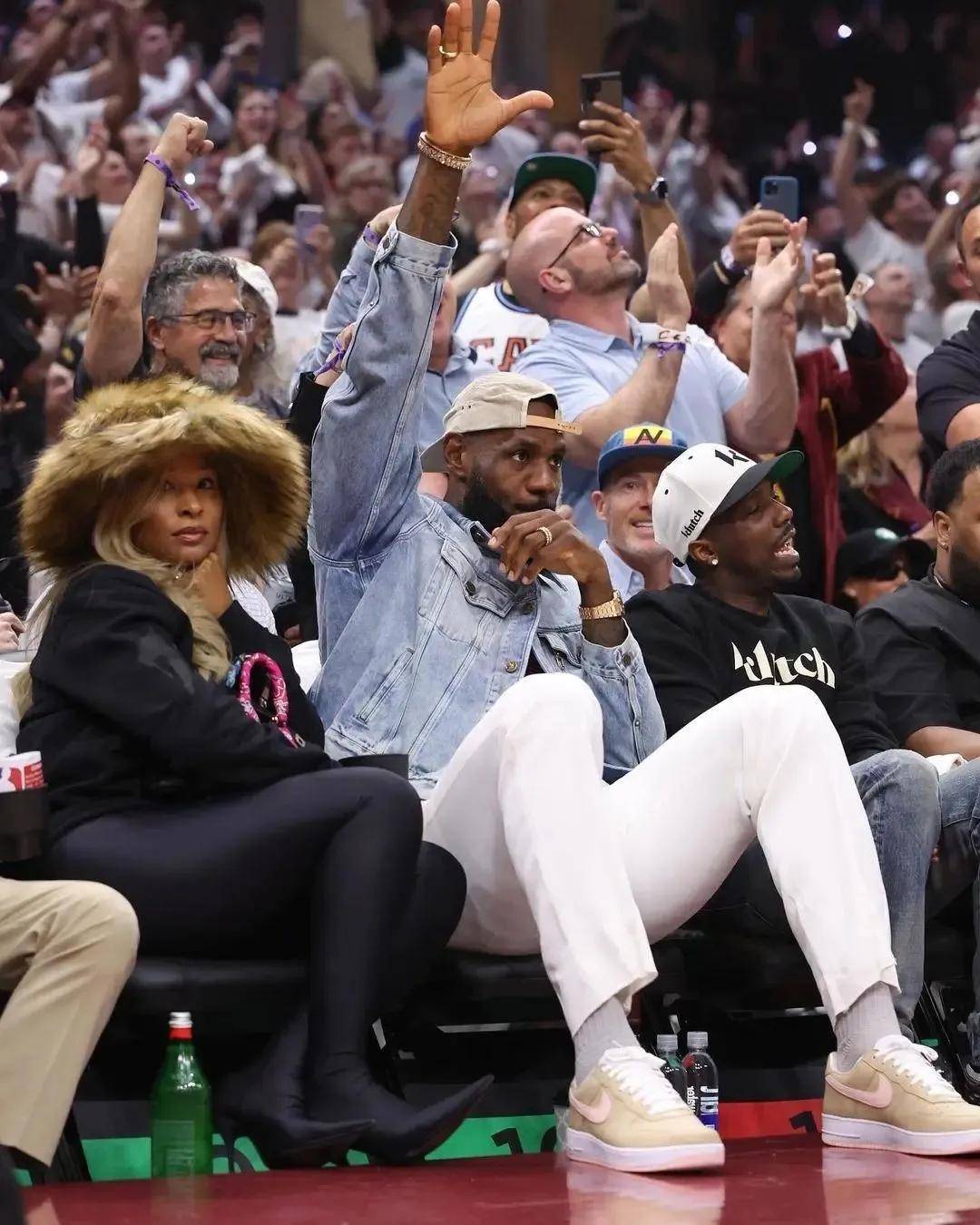 詹姆斯不会离开湖人!湖人交易他来吧!