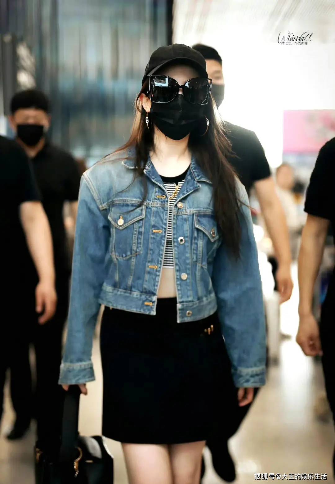 刘亦菲出发罗马机场图曝光,再现"猫猫抓手"跟粉丝打招呼!