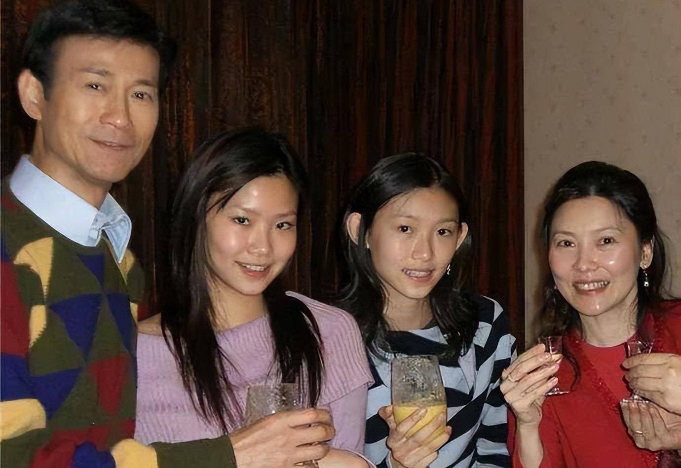 同是郑少秋的基因,把4个女儿一对比,差距就出来了