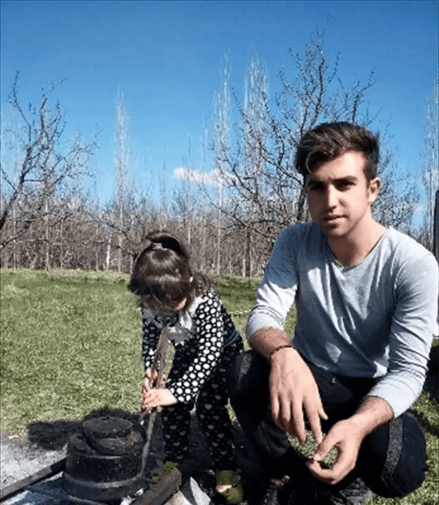 8岁女孩因长得太"逆天",父亲不放心辞职做起保镖,现在咋样了_mahdis