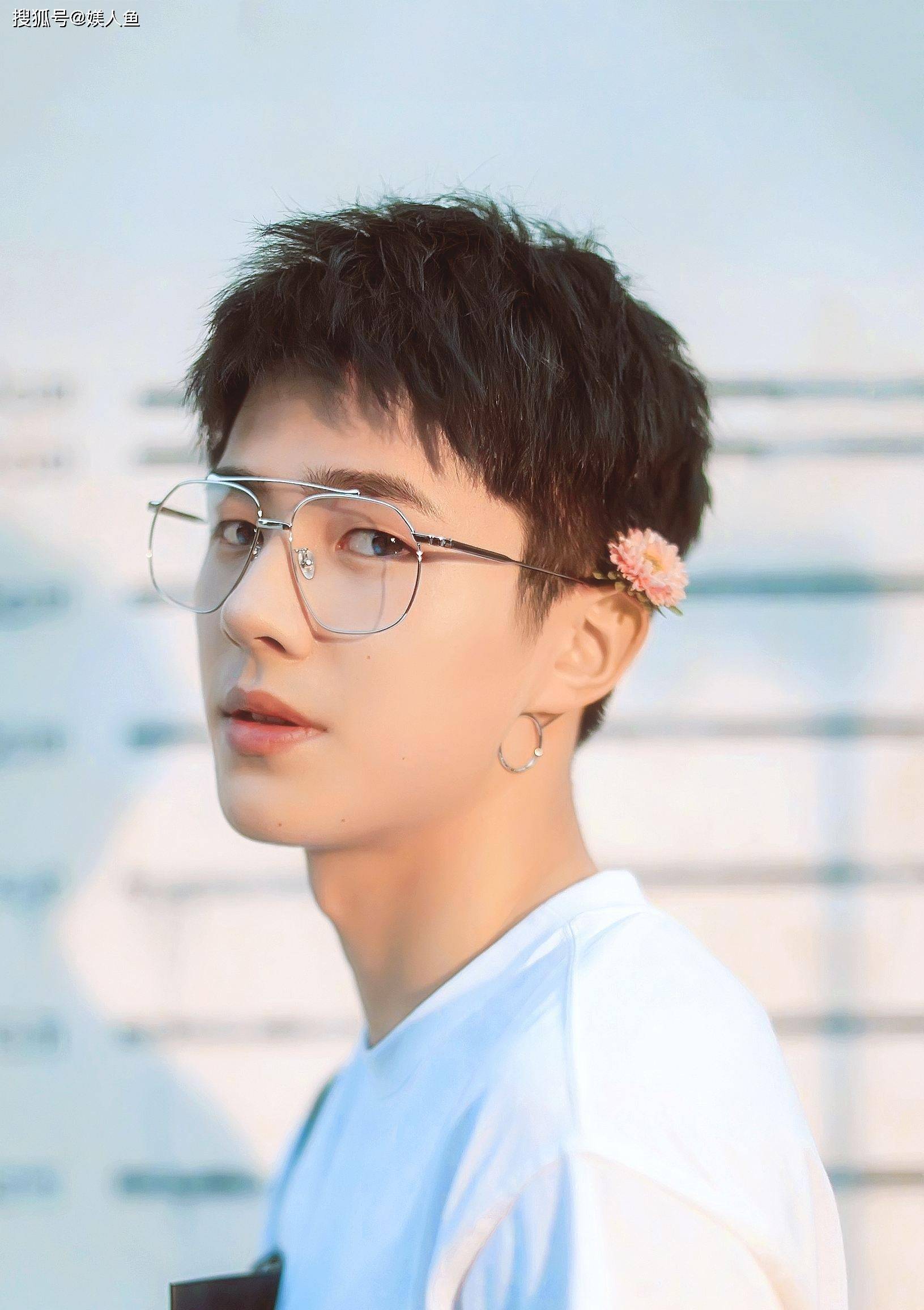 刘昊然目前面临着事业上的巨大挑战,因为他目前的声望和热度已经不如