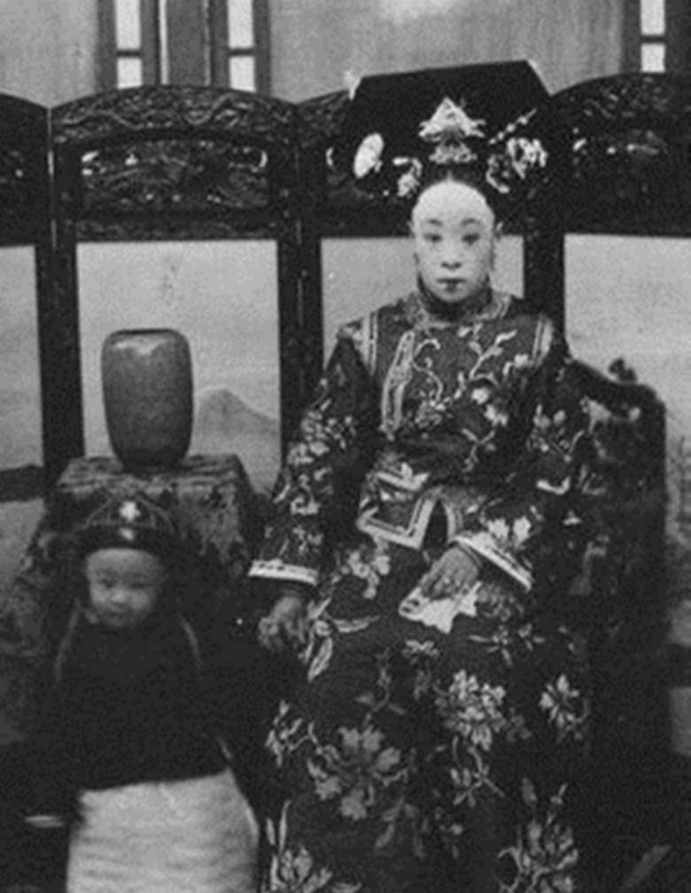 末代皇帝溥仪的亲生母亲幼兰37岁吞鸦片自杀_康太妃_瓜尔_儿子