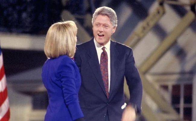 45岁希拉里霸气如斯,双手抱住克林顿头,低声耳语让丈夫靠着撒娇