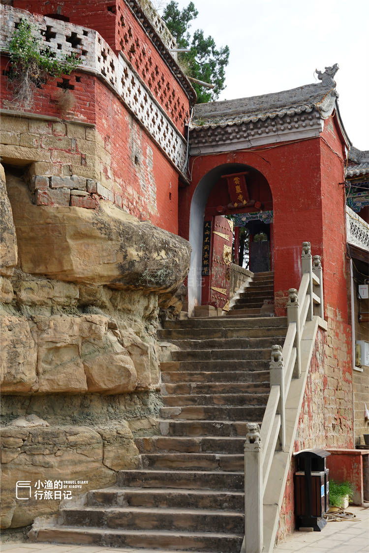 陕西三面凌空的绝壁古寺,被誉黄河岸边小敦煌,少有游客