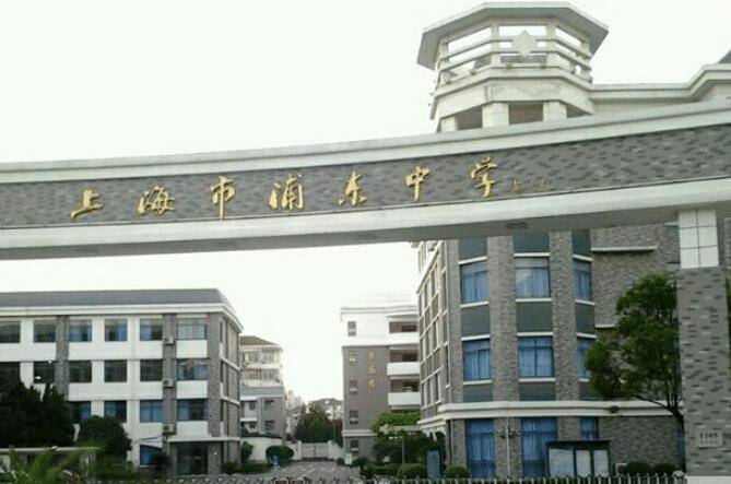 1937年,三人一起考取了东吴大学,同年7月7日,日军已经开始全面攻占