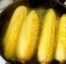 煮玉米需要多长时间图片
