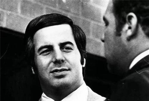 但家庭并不美满,父母的分歧引导着弗兰克走向了一条不同寻常的道路.