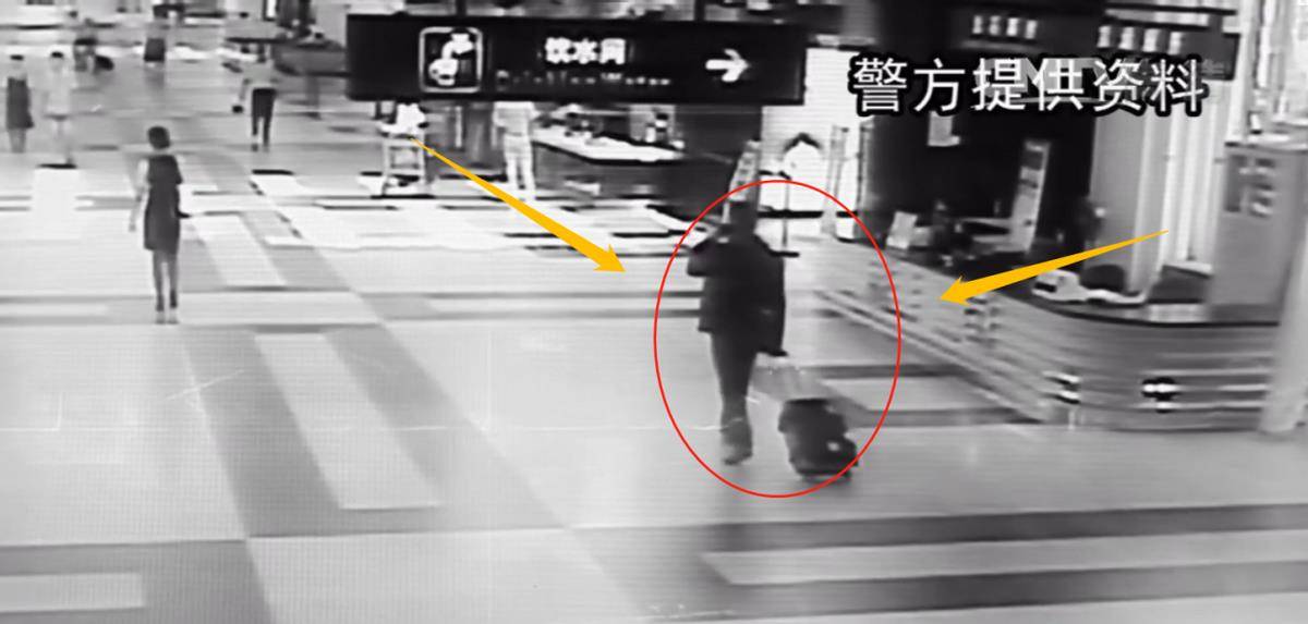 于是,在案发后的第二天早上,一个拉着行李箱背着包的男人出现在三亚