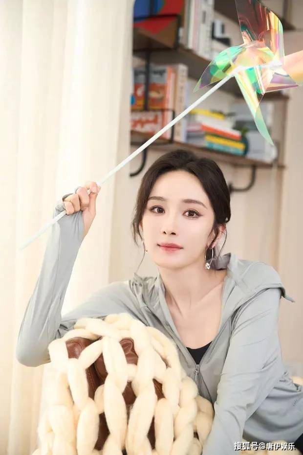 杨幂美照来袭,风车童趣,美貌如花,少女感爆棚!