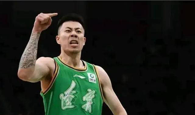 在张镇麟转移球时,平台解说员"依力"说:"这球不会传给,他妈妈了吧?