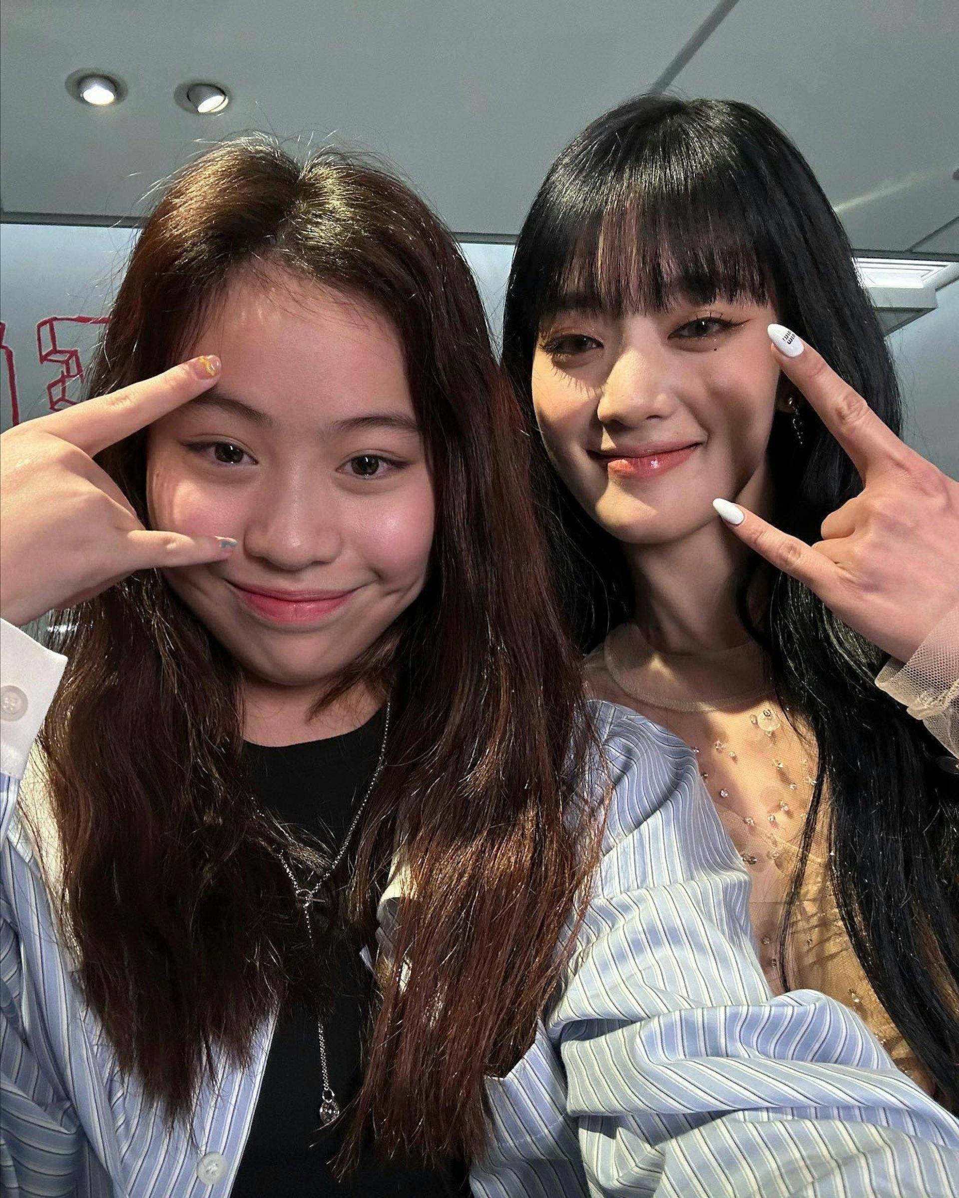 15岁女儿上街,打扮休闲吃路边摊,邱淑贞长女也在场_刘秀桦_沈月_名媛