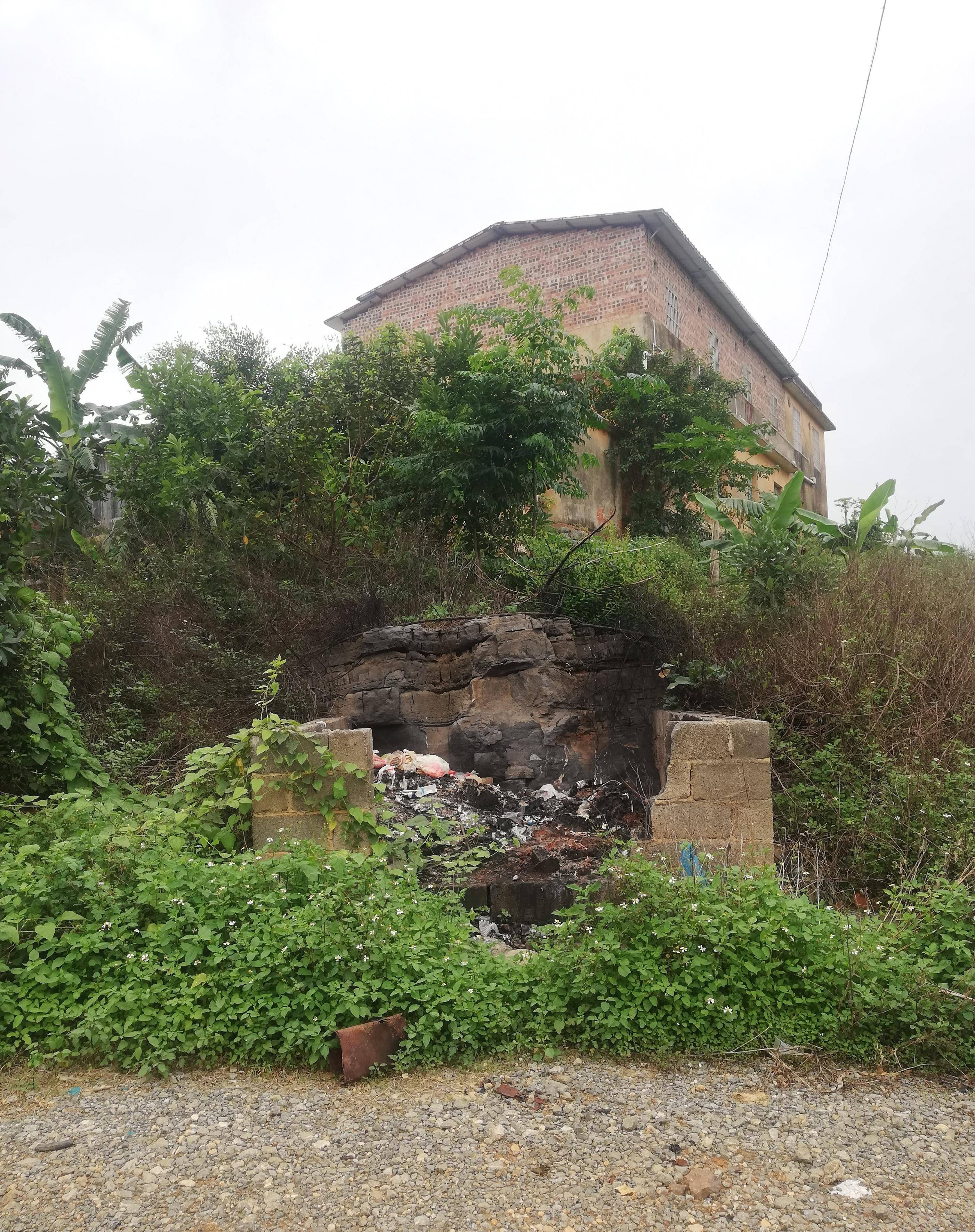 广西南宁市隆安县娅姐坟,2平方公里内坐落着数不清的断头墓